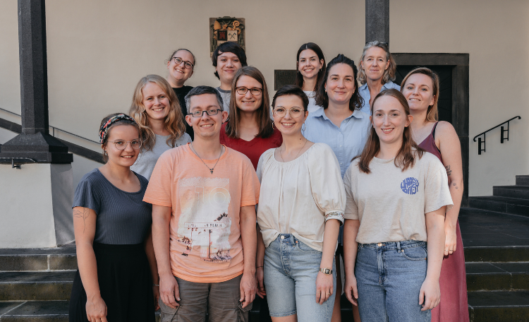 Gruppenbild Team auf Treppe